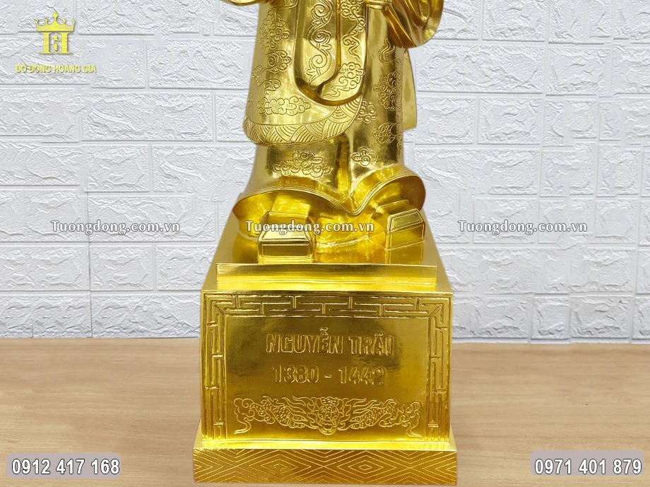 Phần chân đế được đúc chắc chắn, vững chãi
